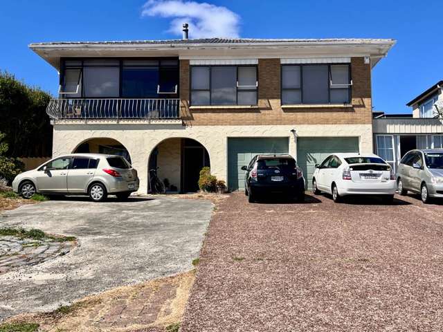 Freehold - 990m2 of Potential!