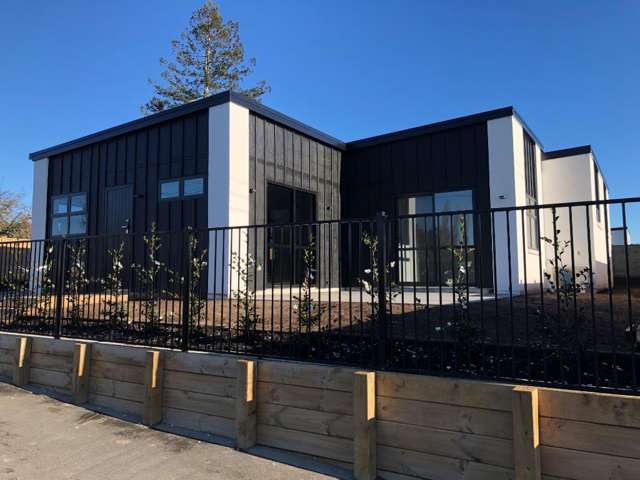 Modern Two-Bedroom Gem in Glenview with whiteware!