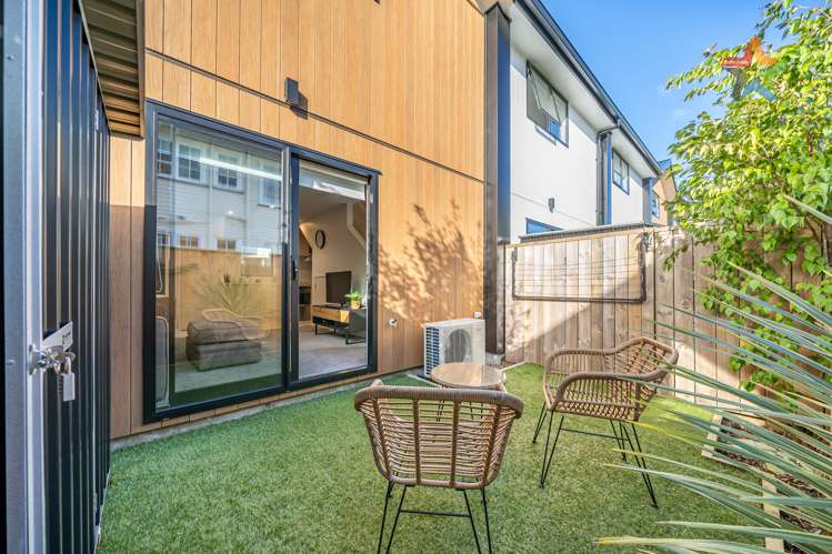 4/97 Whites Line East Waiwhetu_10