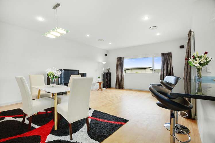 15 Paparoa Crescent Aotea_4