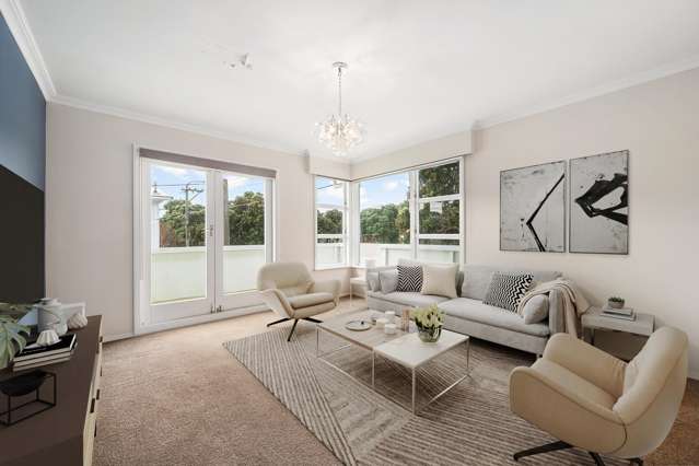 Super Sunny Top Floor Apartment in Central Miramar