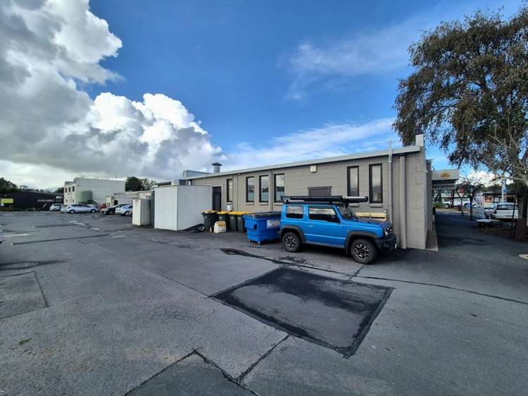 1/320 Main road Huapai_6