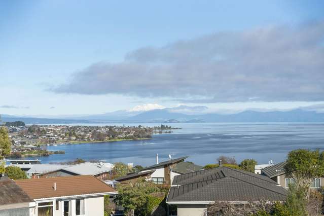 Quirky Charmer With Lake And Mountain Views