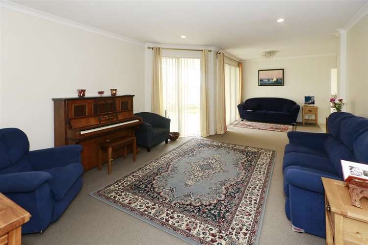 105 Farnborough Drive Grandview Heights_5