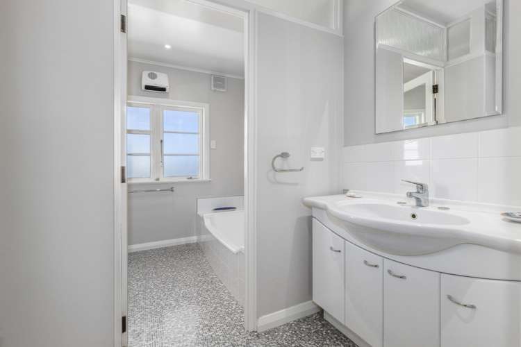 68a Mana Esplanade Paremata_17