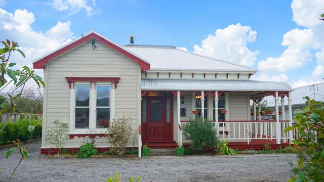 Charming Character Villa in the Heart of Carterton