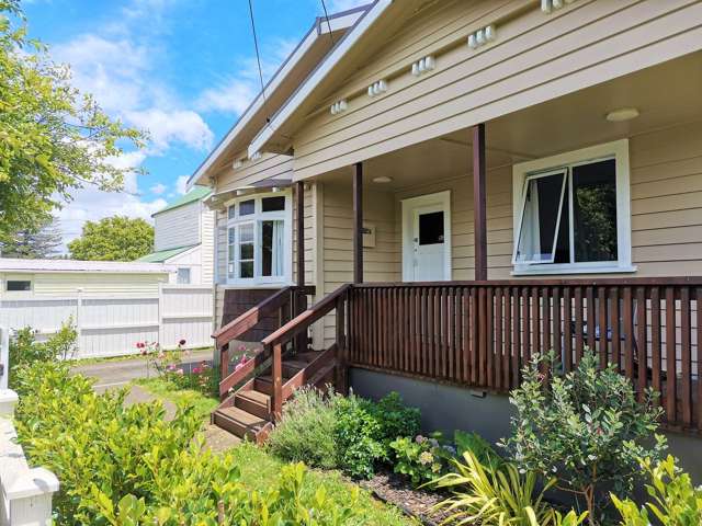 Sunny Spacious 4 bedroom furnished home Onehunga