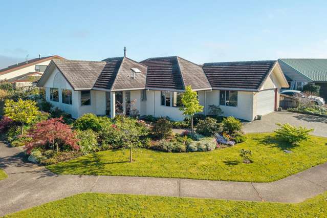 Family Living With Parkside Views!