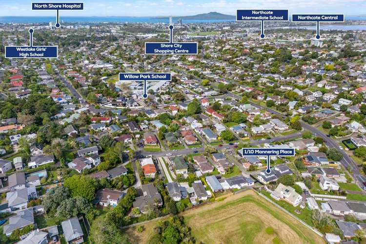 1/10 Mannering Place Hillcrest_16