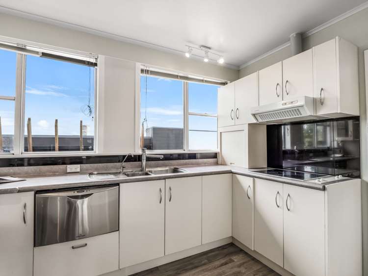 10/1221 Hinemaru Street_5