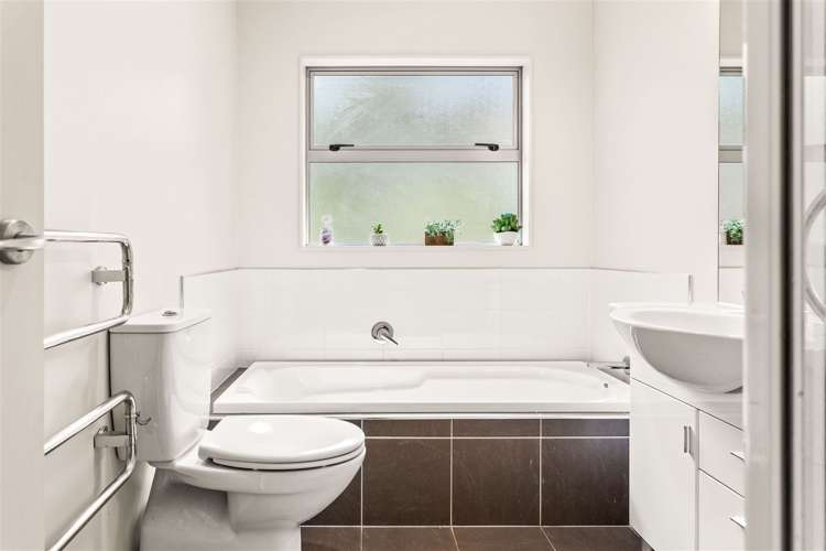 2/72 Spinella Drive Bayview_10