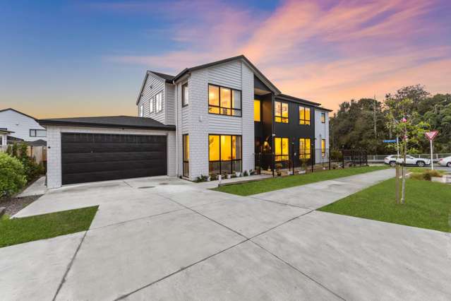 STUNNING SKY TOWER VIEWS  CORNER SITE MAGIC