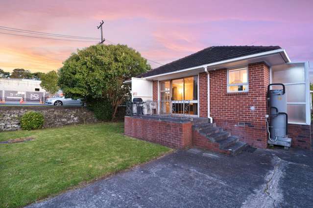 Central Location: 3 Bed Brick & Tile Ellerslie Gem