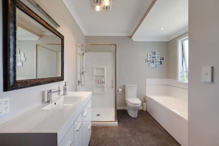 57 Seaview Road Otumoetai_13