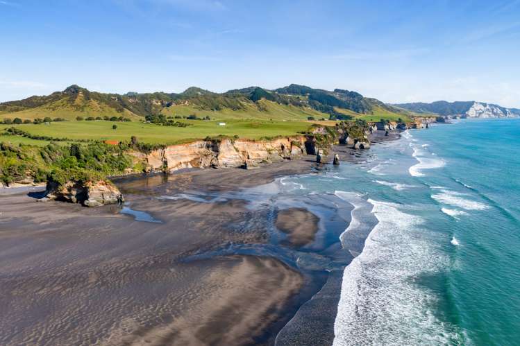 2 Hills Road Tongaporutu_28