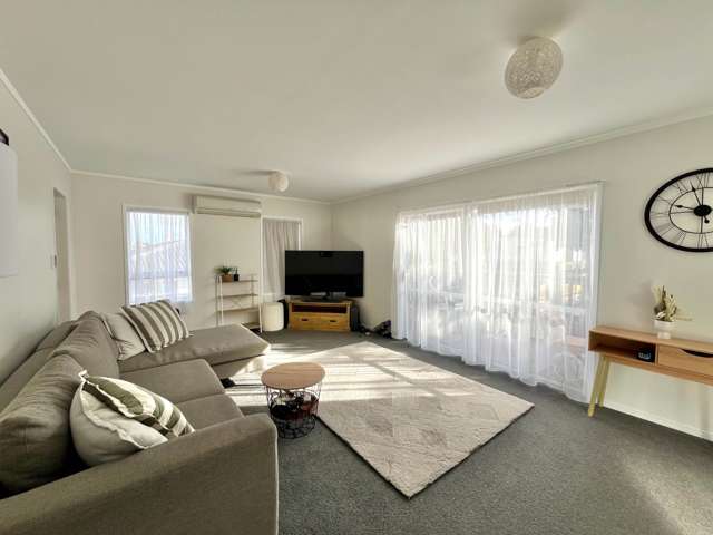 Sunny and spacious 2 bedroom unit in great loc...