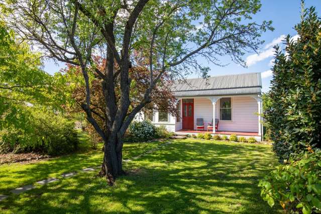 CHARMING COTTAGE IN CLYDE