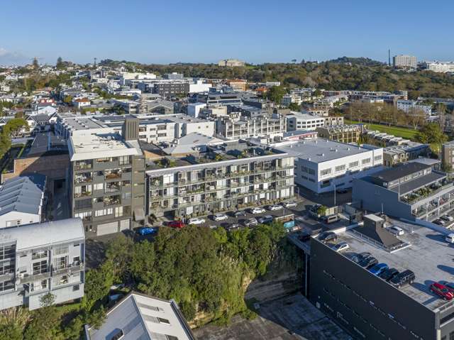 Polished office unit in upscale Parnell