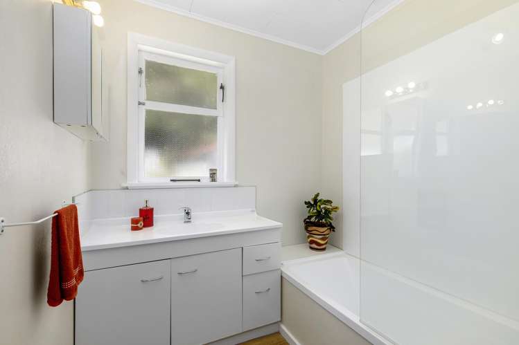 710 Main Road North Te Marua_19