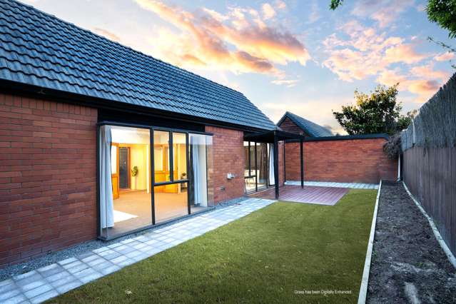 ATTRACTIVE TOWNHOUSE WITH DOUBLE GARAGE