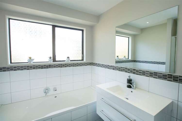 76 Omapere Street Whitby_15