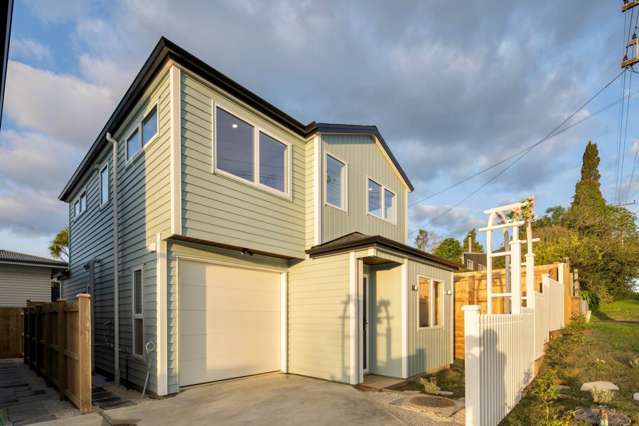 Brand-New, Extra light and outdoor living!