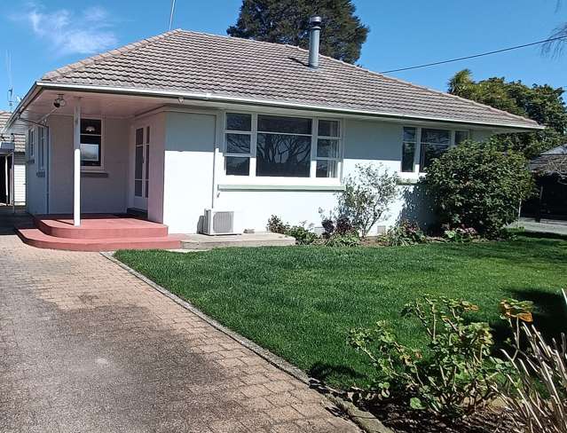 Charming 2BR Home in Leamington!