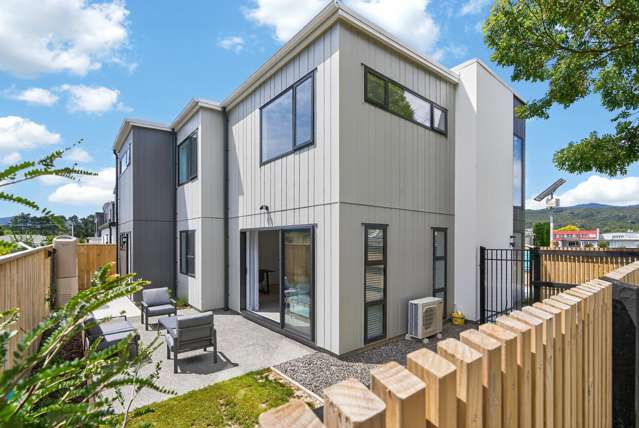 Ready to Go, Curtains and Blinds Already In!