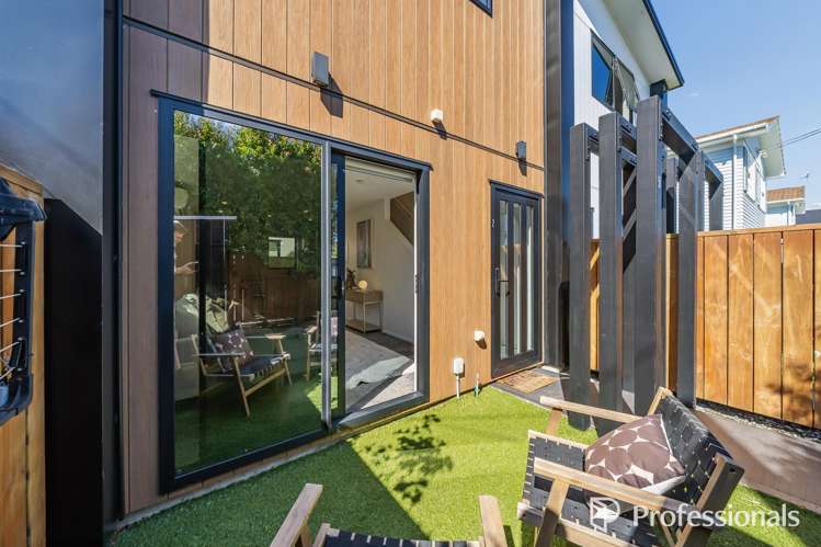 2/97 Whites Line East Waiwhetu_14