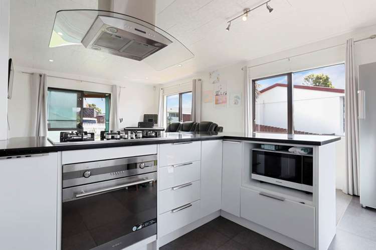 37 Meadowvale Rise Titirangi_9