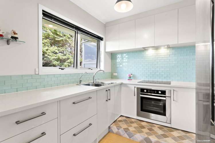 2/4 Noumea Place Mairangi Bay_4