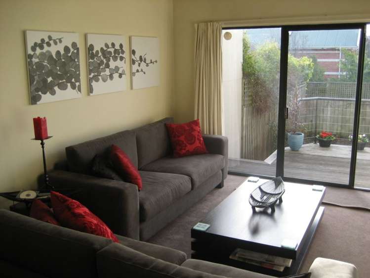 2/33 Winchester Street 10190_2