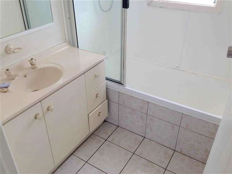 1/27 Castaing Crescent Te Atatu South_8