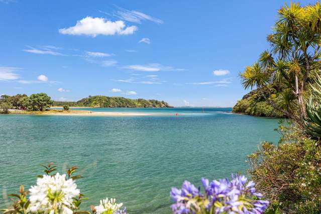 Absolute Beachfront In Cable Bay!