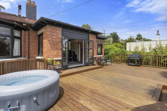 Sunny brick beauty with valley vibes