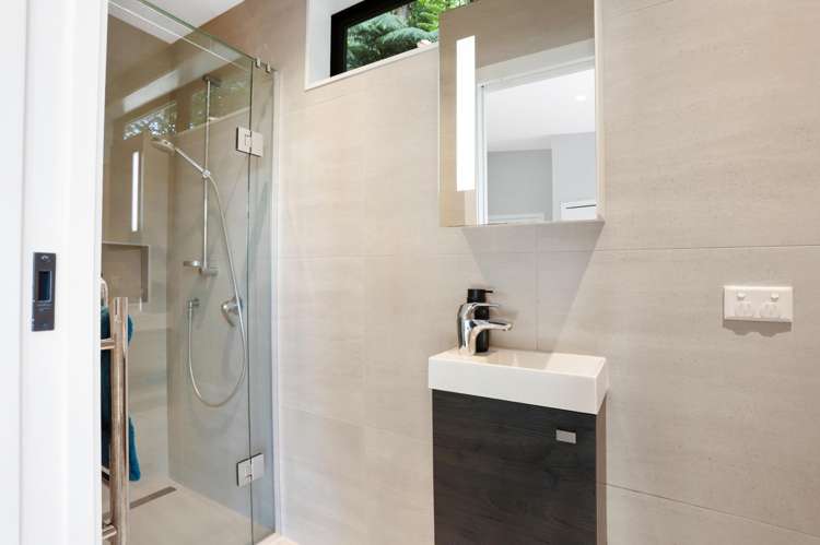 892 West Coast Road Waiatarua_10