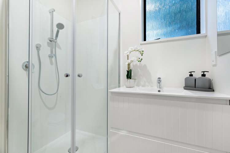 17b Wynyard Crescent Fernhill/Sunshine Bay_15