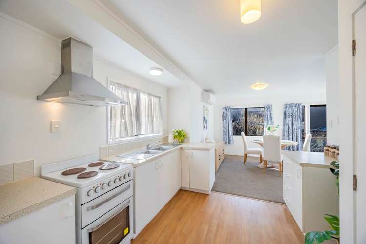 2/2 Tacitus Place Totara Vale_9