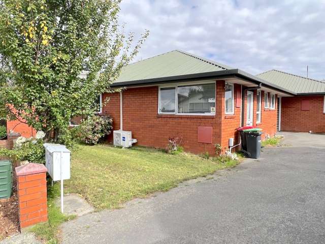 A front townhouse in excellent condition.