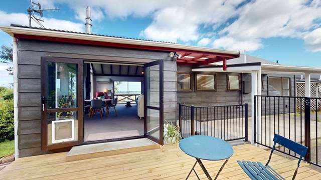 Charming Waikanae Townhouse with Stunning Views and Modern Comforts!