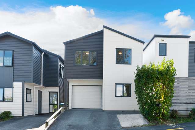 Freestanding Freehold & Four Bedrooms!