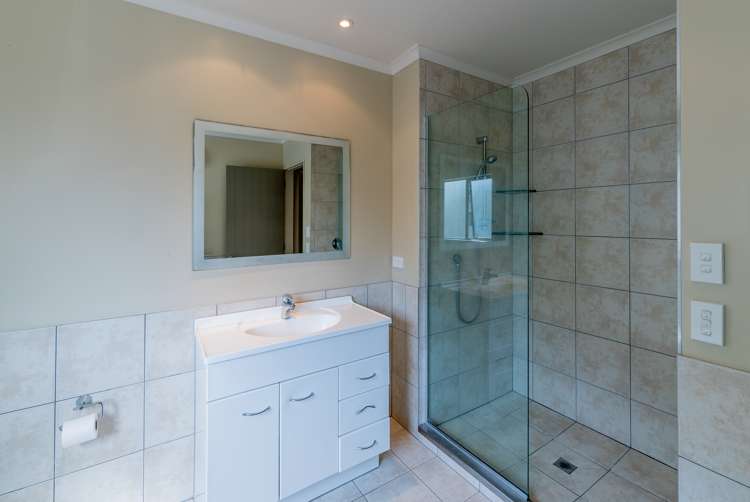 2/8 Wellington Road Paekakariki_16