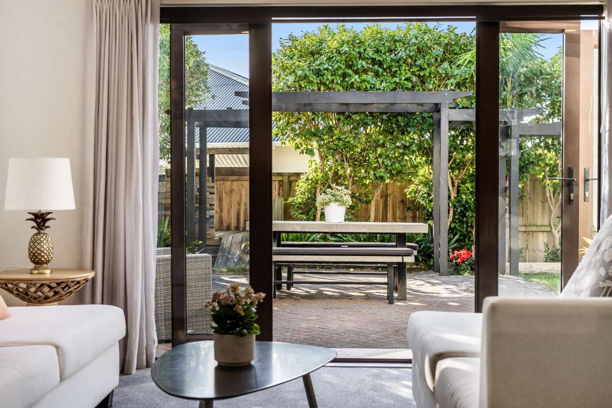2/13 Waiatarua Road_0