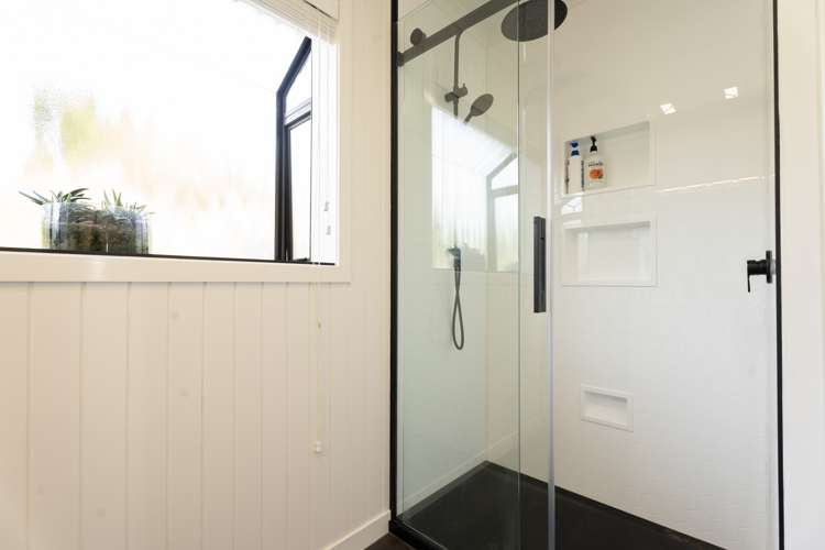 8 Hillview Crescent Paparangi_17