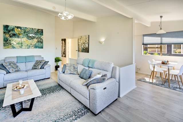 GREAT VALUE & VIEWS HANDY TO TOWN