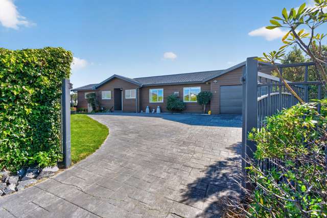 Single-Level, Sun-Soaked & Seriously Scenic
