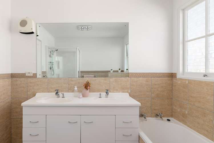 18 Delaware Crescent Russley_12