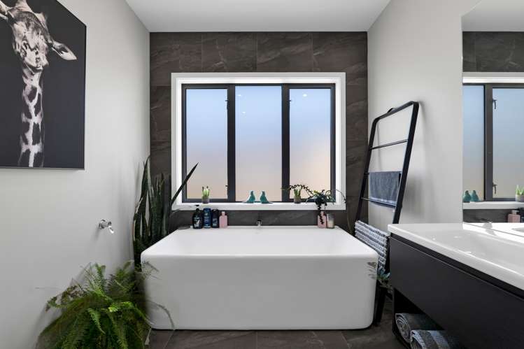 17 Honeyfield Drive Whalers Gate_24