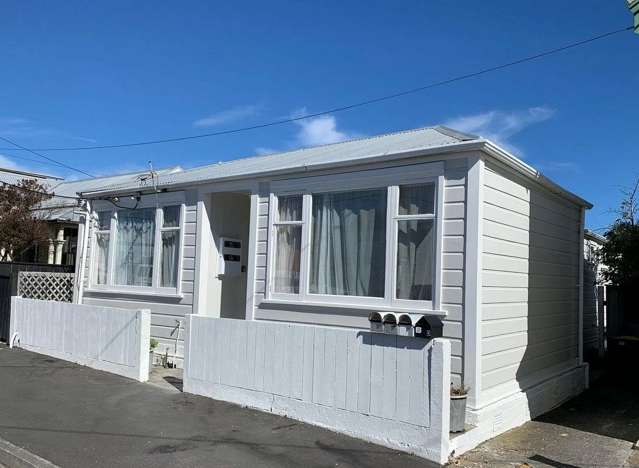 Sunny 4BR Newtown Flat in great location!