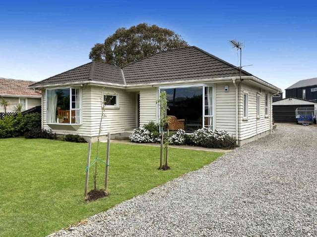 WAINONI - 3 BEDROOMS, 1.5 BATHROOMS, HEATPUMP, DOUBLE GARAGE